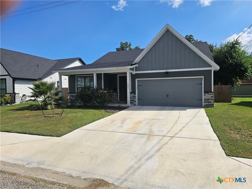 505 E Convent St, Victoria, TX, 77901-8233 | Card Image