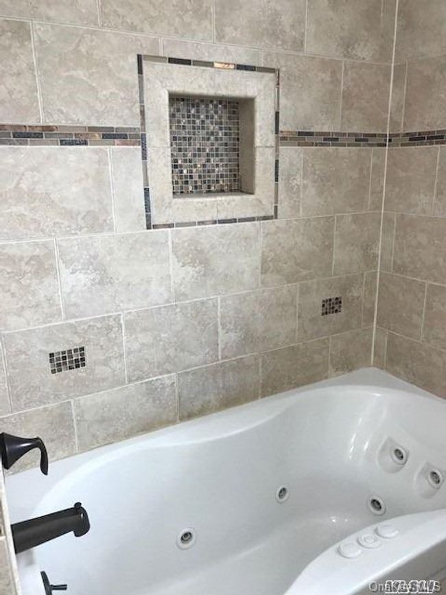 Bathroom with a whirlpool tub | Image 10