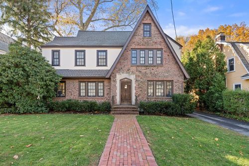 22 Brackett Rd, Newton, MA, 02458-2612 | Card Image