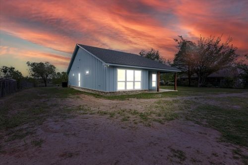 212 W Davis St, Perrin, TX, 76486-3282 | Card Image