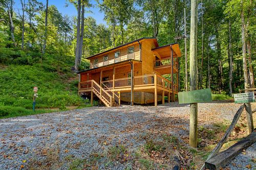 1423 School House Gap Rd, Sevierville, TN, 37876-8933 | Card Image