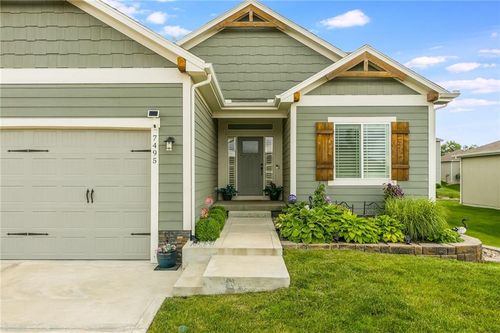 7495 Nw Chambers Ct, Parkville, MO, 64152-5136 | Card Image