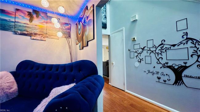Living Room / Foyer | Image 23