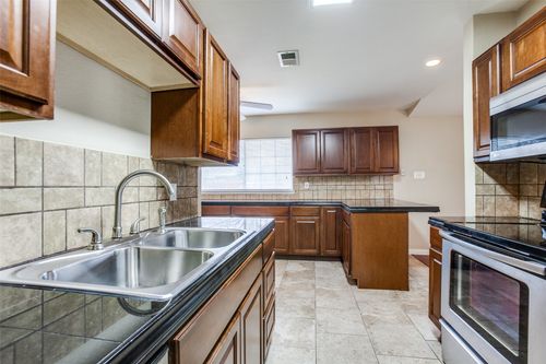 811 Brentwood Ln, Richardson, TX, 75080-3020 | Card Image