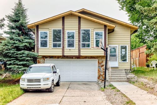 19 Berwick Cres Nw, Calgary, AB, T3K1P7 | Card Image