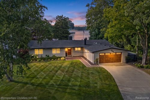 3997 Dill Dr, Waterford, MI, 48329-2137 | Card Image