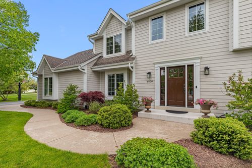 8806 W Daventry Rd, Mequon, WI, 53097-3449 | Card Image