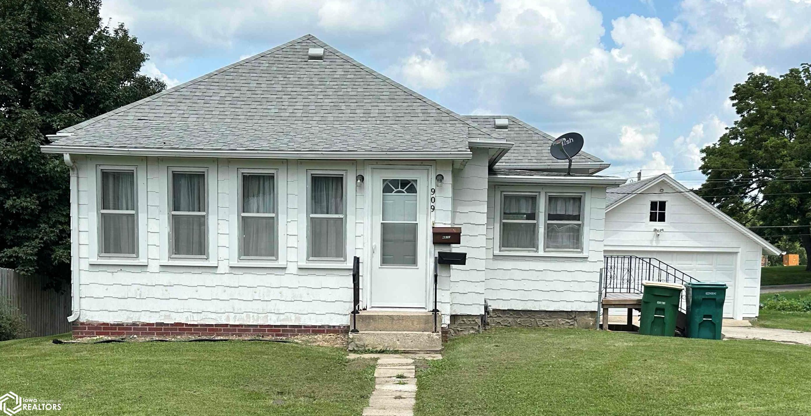 Adair St, Creston, IA 50801