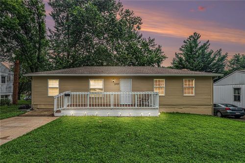 18919 E Arrowhead Dr, Independence, MO, 64056-2125 | Card Image