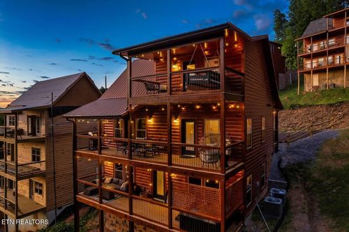 3284 Pine Peak Way, Sevierville, TN, 37862 | Card Image