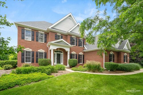 40W850 Stonecrest Dr, Elgin, IL, 60124-8143 | Card Image