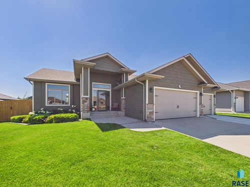 5417 S Breezeway Ave, Sioux Falls, SD, 57108-8628 | Card Image