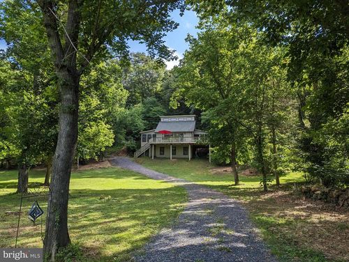 902 Misty Meadow Ln, Bentonville, VA, 22610-2112 | Card Image