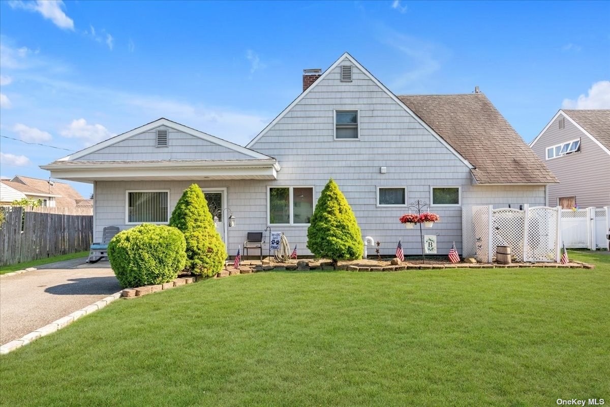 Trumpet Ln, Levittown, NY 11756