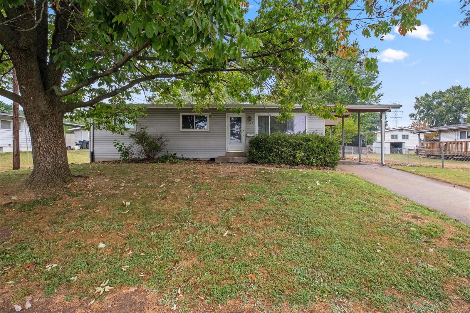 Chickadee Ln, Florissant, MO 63031