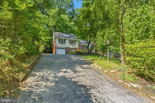 582 Forest Rd, WAYNE, PA, 19087-2322 | Card Image