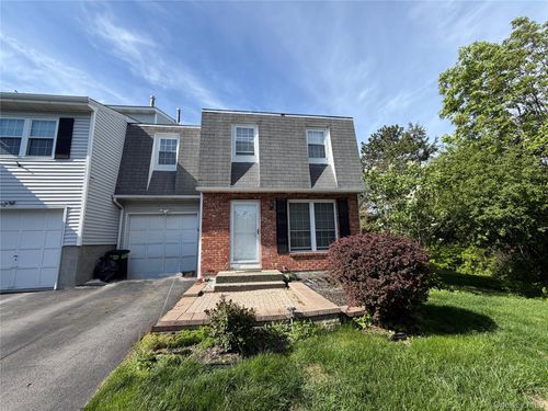 23 Hawthorn Ct, Fishkill, NY, 12524-2616 | Card Image