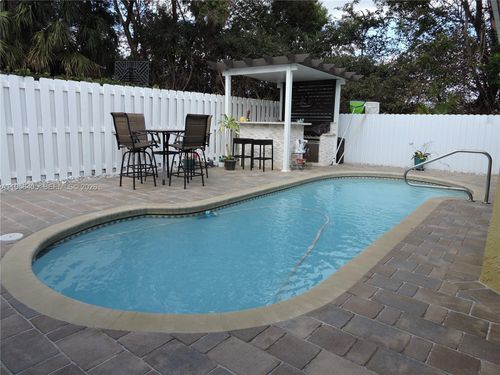 10575 Sw 12th Mnr, Pembroke Pines, FL, 33025-3576 | Card Image