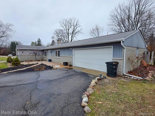 2287 Strader Dr, West Bloomfield, MI, 48324-1371 | Card Image