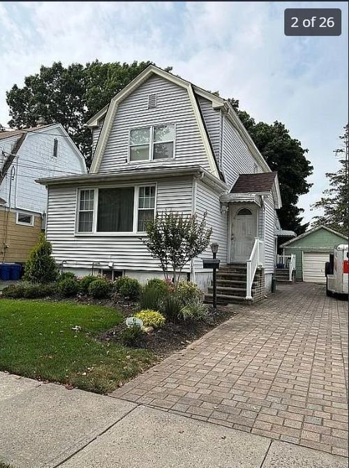 94 Pershing Ave, Valley Stream, NY, 11581-2961 | Card Image