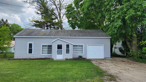 209 W Pine St, Edmore, MI, 48829-8713 | Card Image