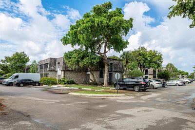 J210 - 3105 Oakland Shores Dr, Condo with 2 bedrooms, 2 bathrooms and null parking in Oakland Park FL | Image 1