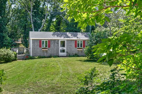52 Summer St, Vineyard Haven, MA, 02568-6362 | Card Image