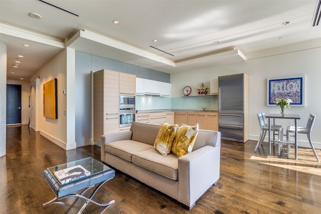 APT-1131 - 2408 Victory Park Ln, Condo with 1 bedrooms, 1 bathrooms and null parking in Dallas TX | Image 5