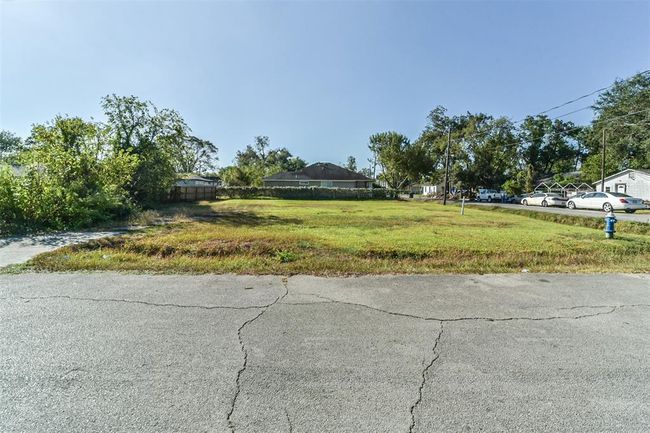 Side view from Glenarm St of lots 10 and 9. | Image 10