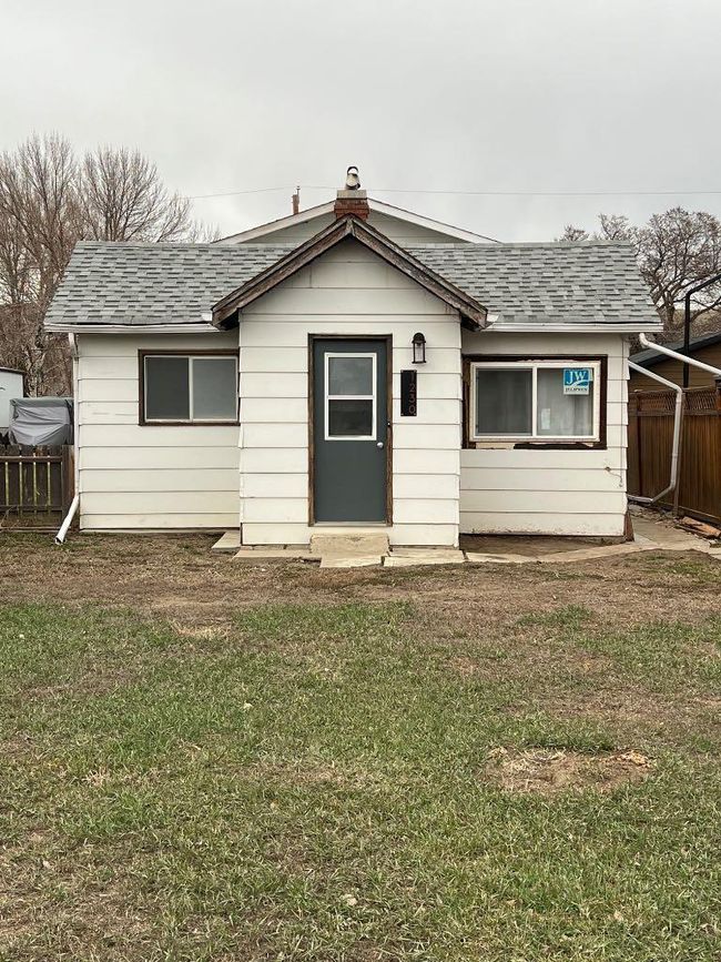1230 2 Avenue W, Home with 3 bedrooms, 1 bathrooms and 2 parking in Drumheller AB | Image 1
