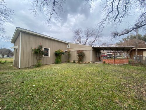 400 W Highland Ave, Comanche, TX, 76442-1614 | Card Image