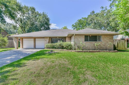 4911 Old Castle Ln, Dickinson, TX, 77539-6547 | Card Image