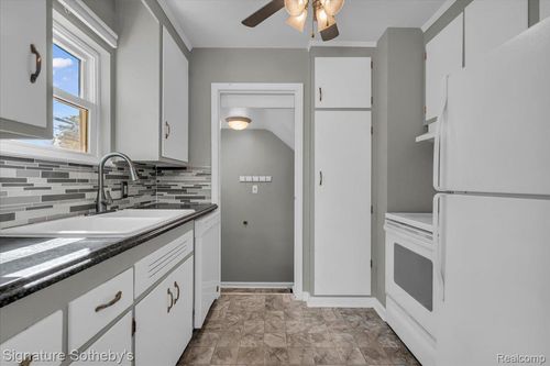 3325 Catalpa Dr, Berkley, MI, 48072-1250 | Card Image