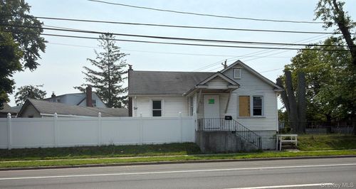 583 Straight Path, West Babylon, NY, 11704-3837 | Card Image
