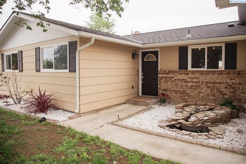620 N Buntin Pl, Kennewick, WA, 99336-2564 | Card Image