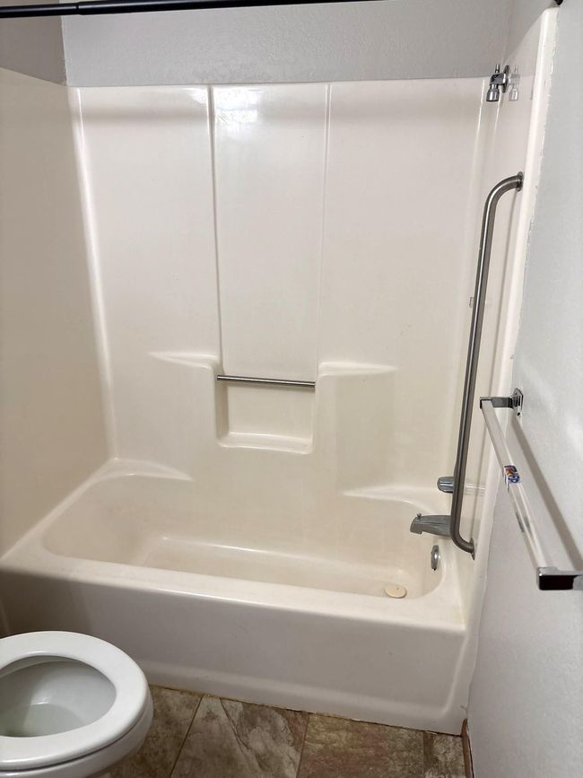 Lake Place 1421 Bathroom.JPG | Image 9