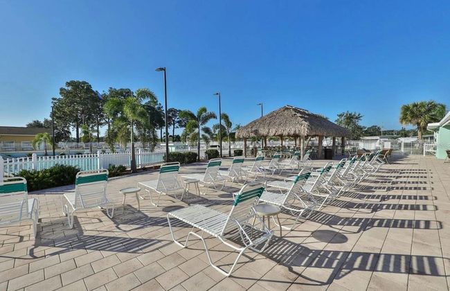 Pool deck & Tiki hut | Image 6
