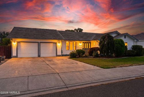 4956 N Sky Vista Ave, Yakima, WA, 98901-1621 | Card Image