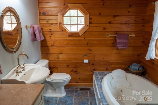 Primary Bathroom | Image 17