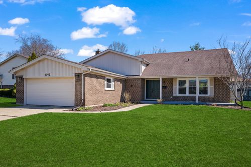 1919 N Pinetree Dr, Arlington Heights, IL, 60004-3231 | Card Image