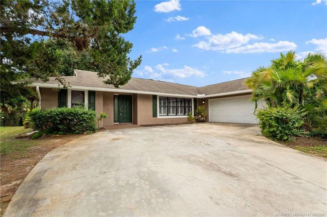 1339 Se Coral Reef St, House other with 3 bedrooms, 2 bathrooms and 2 parking in Port Saint Lucie FL | Image 14