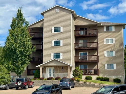 4102 Creek Hill Dr, Bettendorf, IA, 52722-8255 | Card Image