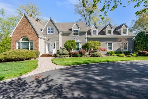 8 Waldron Dr, Martinsville, NJ, 08836-2201 | Card Image