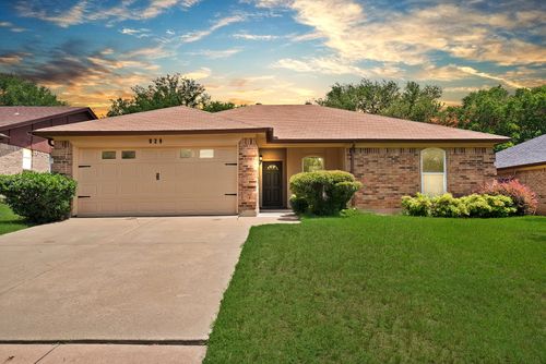 929 Thistle Ridge Lane, Arlington, TX, 76017 | Card Image