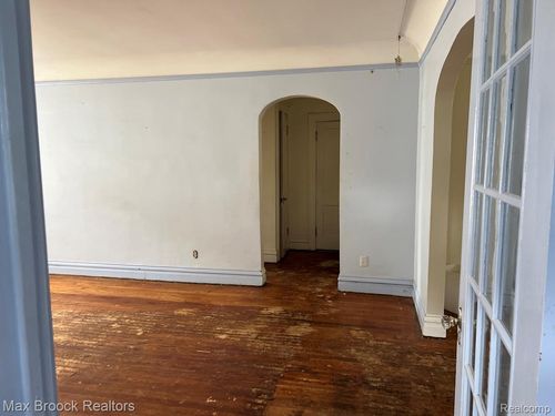 1449 Oakwood St, Sylvan Lake, MI, 48320-1740 | Card Image