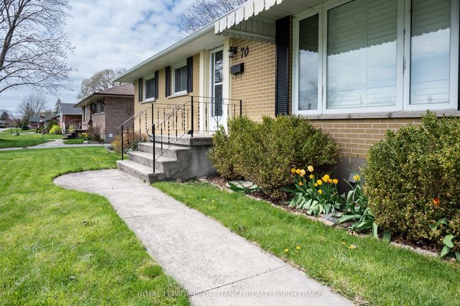 70 Briscoe St, House other with 4 bedrooms, 2 bathrooms and 4 parking in Amherstview ON | Image 4
