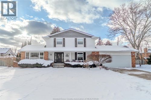 2477 Mark Ave, Windsor, ON, N9E2W2 | Card Image