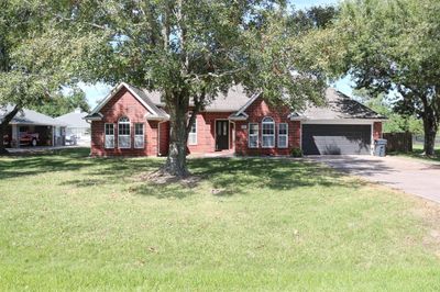 Large oak tree in front yard offers nice shade. | Image 1