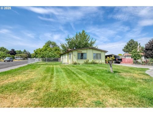 10 Sw Sunrise Ct, Hermiston, OR, 97838-9421 | Card Image