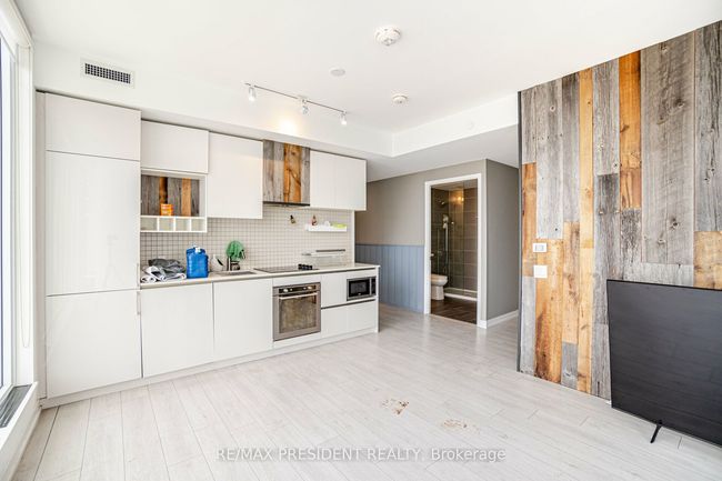 5702 - 5 Buttermill Ave, Condo with 3 bedrooms, 2 bathrooms and 1 parking in Vaughan ON | Image 6
